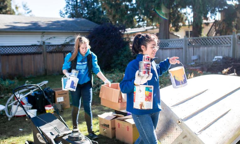 students volunteering