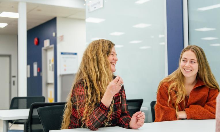 Melinda Dewsberry chatting with students in the Alloway Library