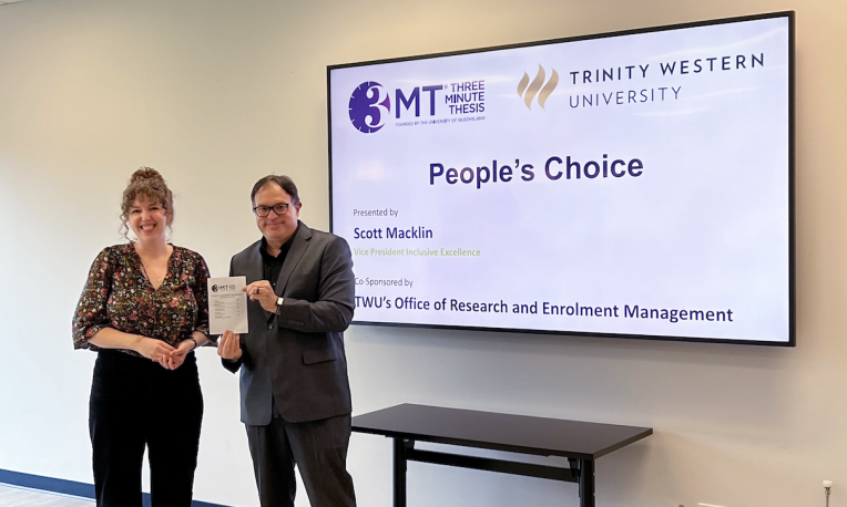 Award presentation of 3 minute thesis competition