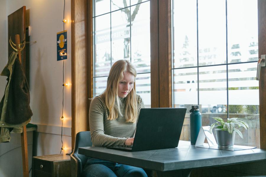 student using computer 