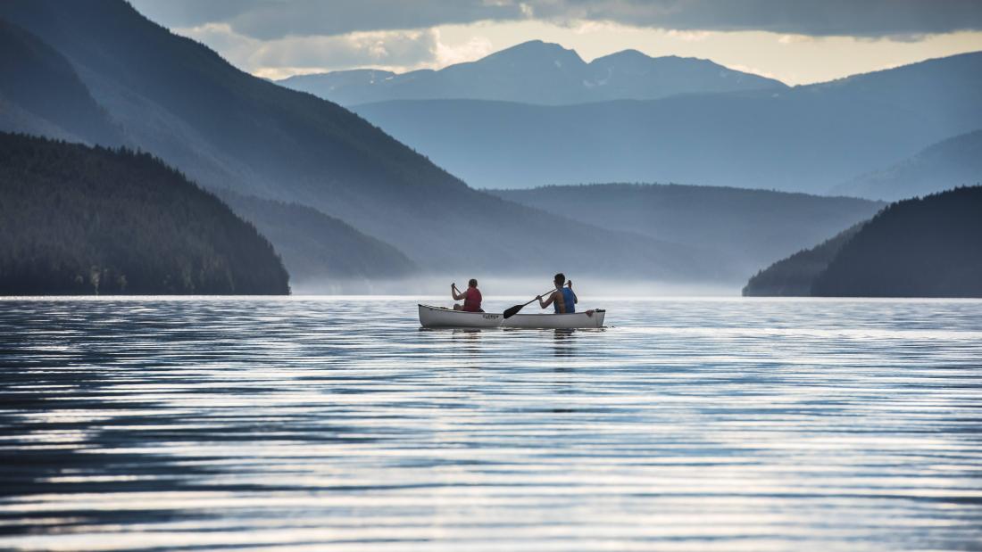 people canoeing