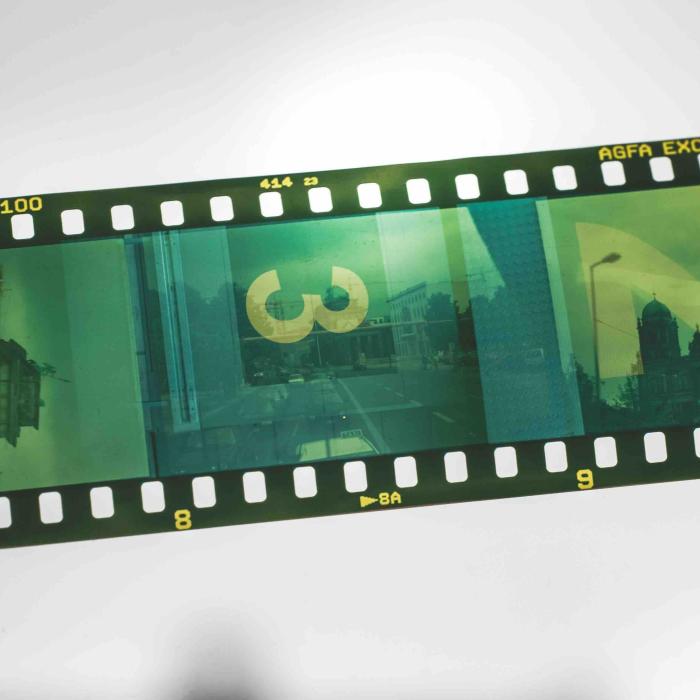 Film strip displaying a series of photographic frames, representing cinema and visual storytelling.